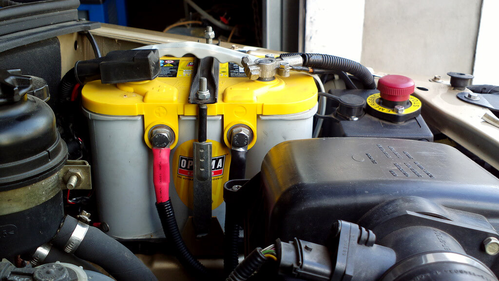 Достаточно часто в интернете пишут, что обслуживать agm не надо. Это ...