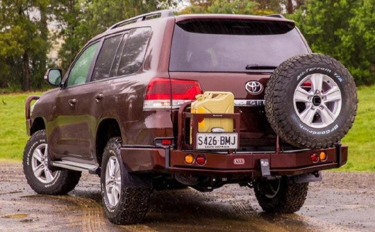 Toyota land cruiser 200 задний. Land Cruiser 200 ARB бампер. Задний бампер ARB Land Cruiser 200. Ленд Крузер 200 АРБ. Тойота ленд Крузер с запаской сзади.